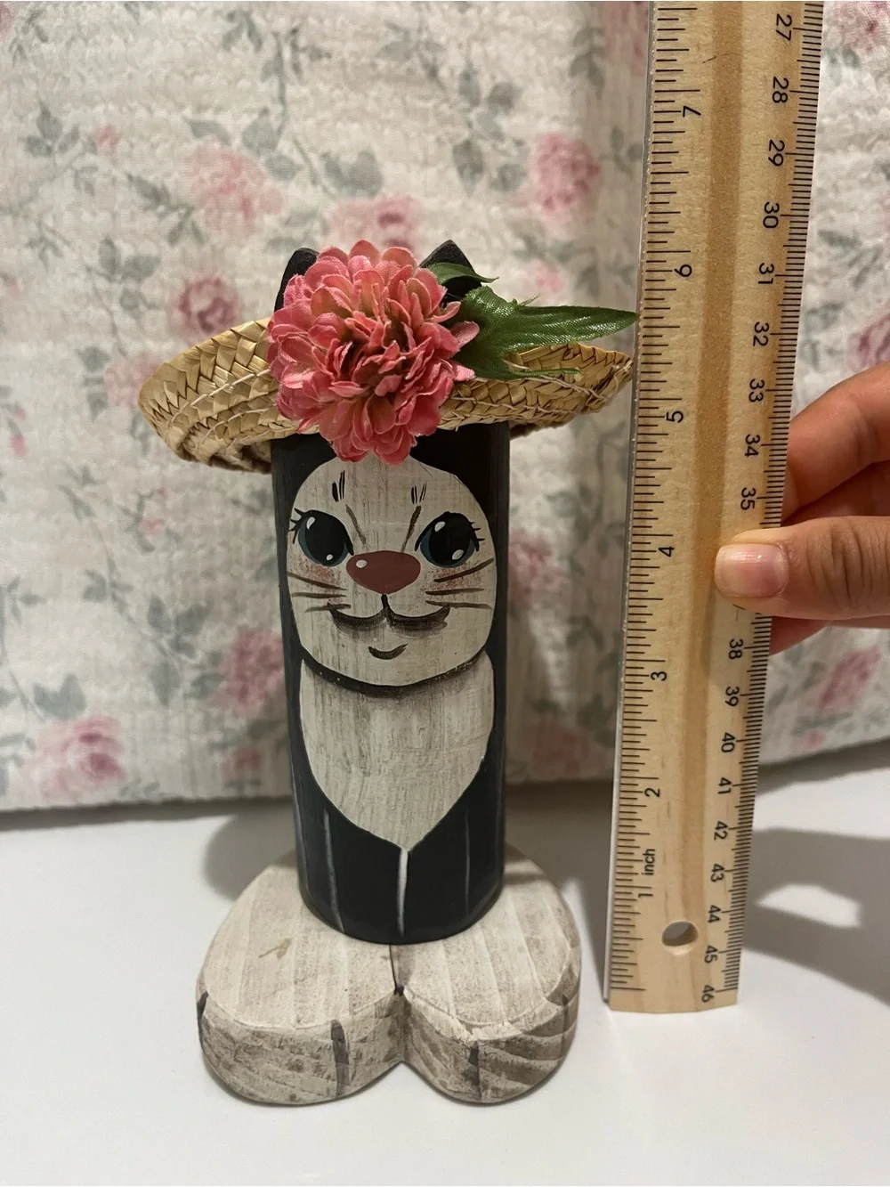 B&W Cat with sombrero &pink flower
